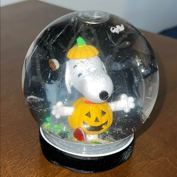 SNOOPY Pumpkin Snow Globe - Picture 8 of 13